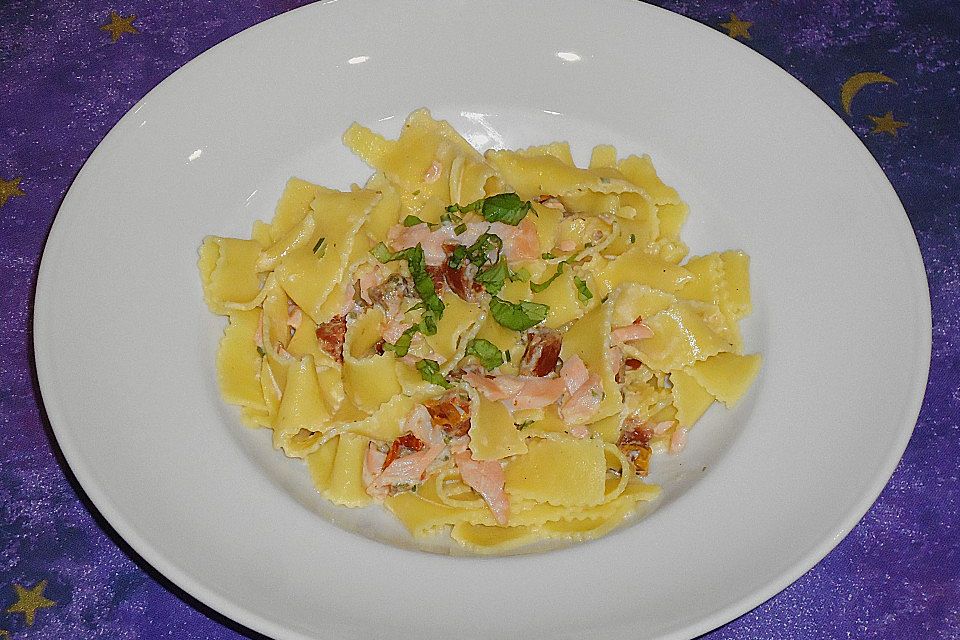 Tagliatelle mit Räucherlachs und getrockneten Tomaten