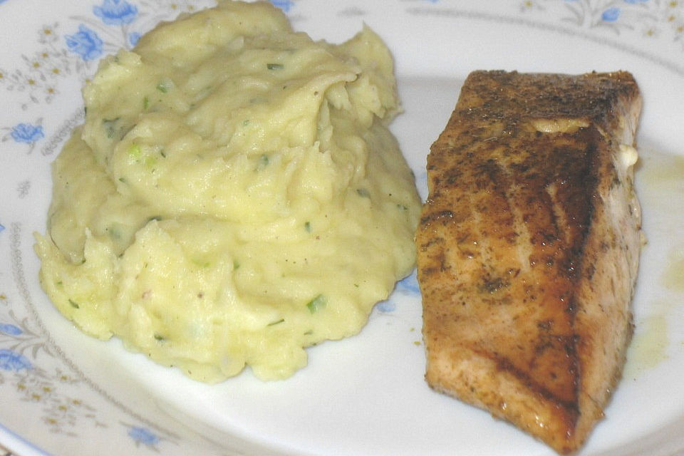 Gebratener Lachs auf Kräuterkartoffelpüree