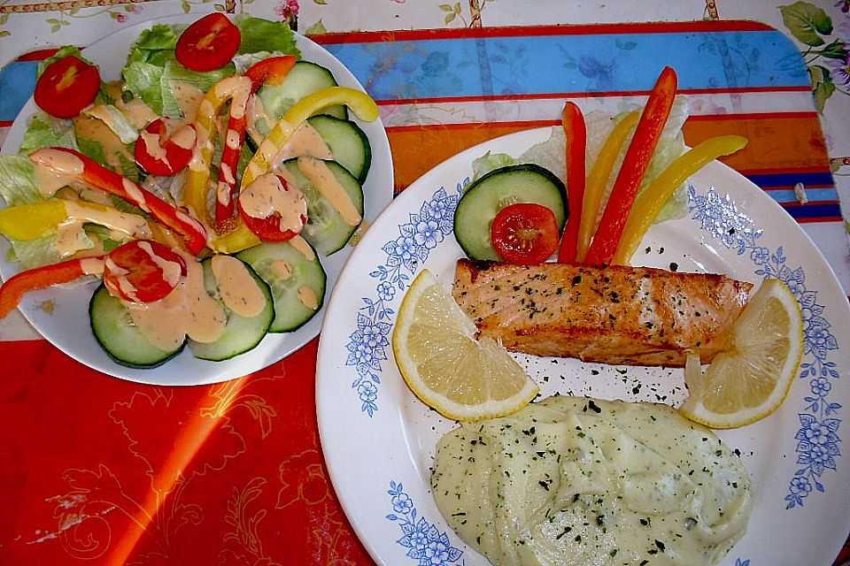 Gebratener Lachs auf Kräuterkartoffelpüree