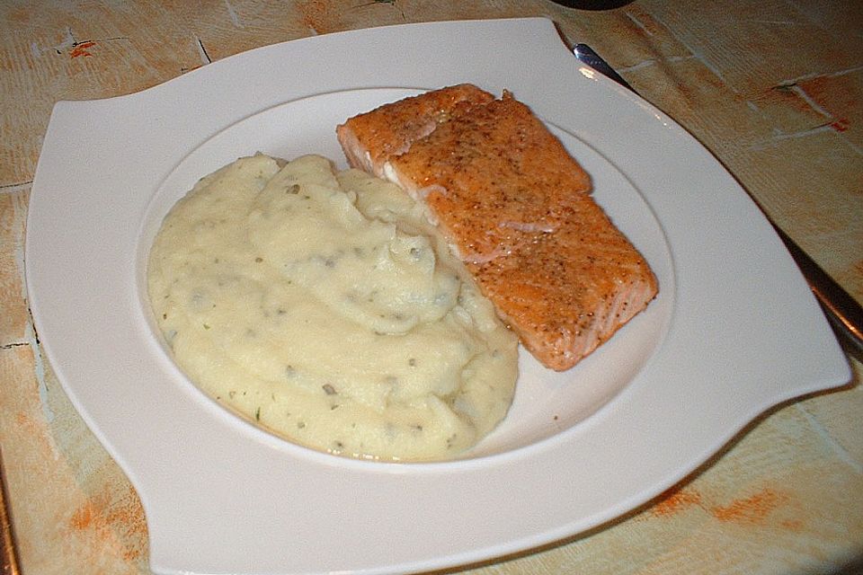 Gebratener Lachs auf Kräuterkartoffelpüree