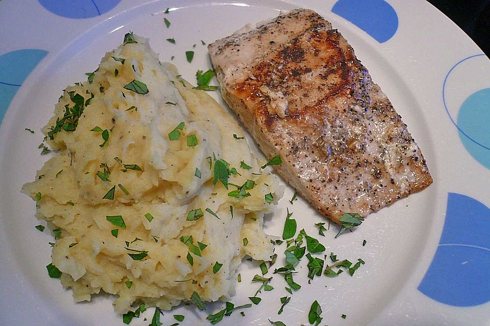 Gebratener Lachs auf Kräuterkartoffelpüree