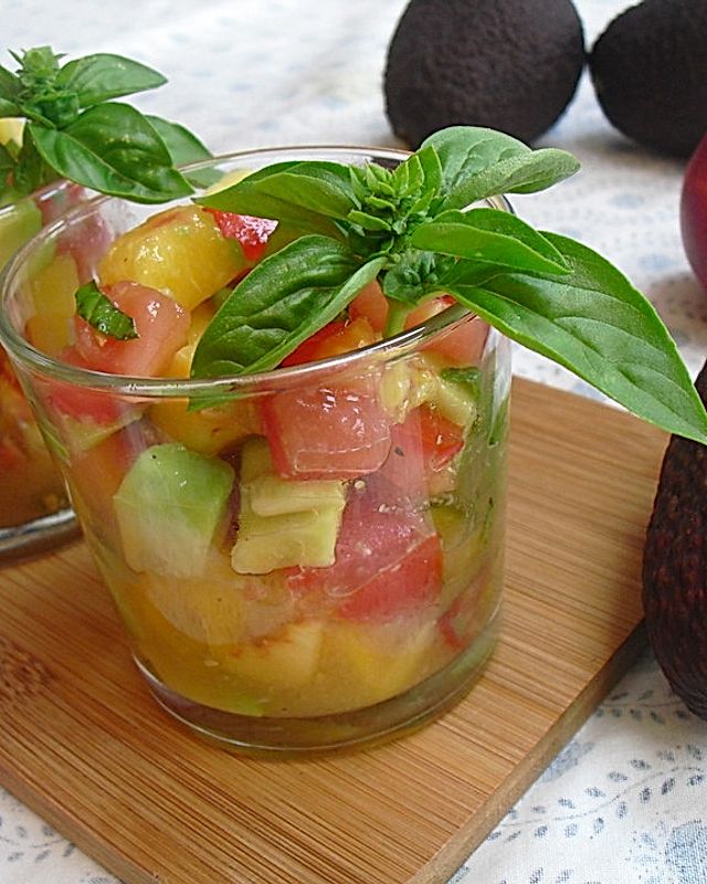 Sommersalat mit Avocado, Tomate und Nektarine