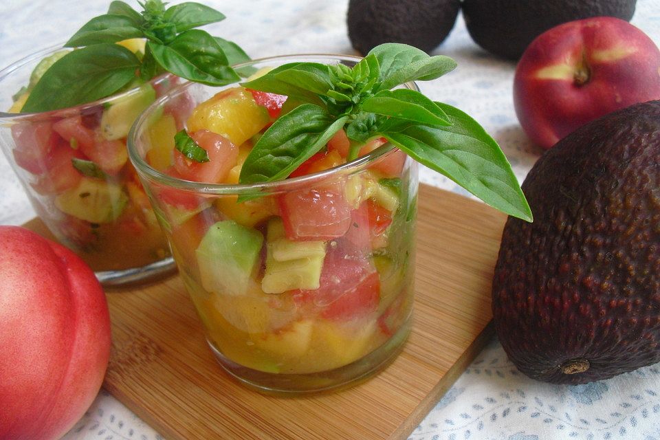 Sommersalat mit Avocado, Tomate und Nektarine