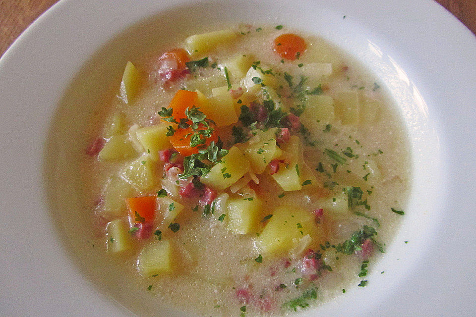 Amerikanische Kartoffelsuppe mit Speck und Schmand