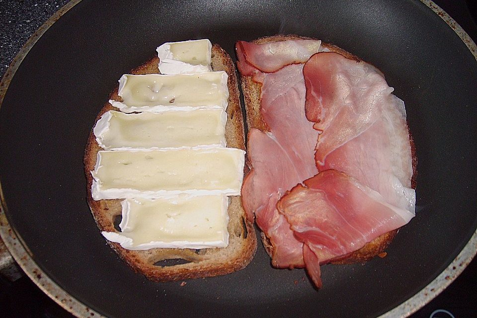 Geröstetes Brot mit Brie und Schinken