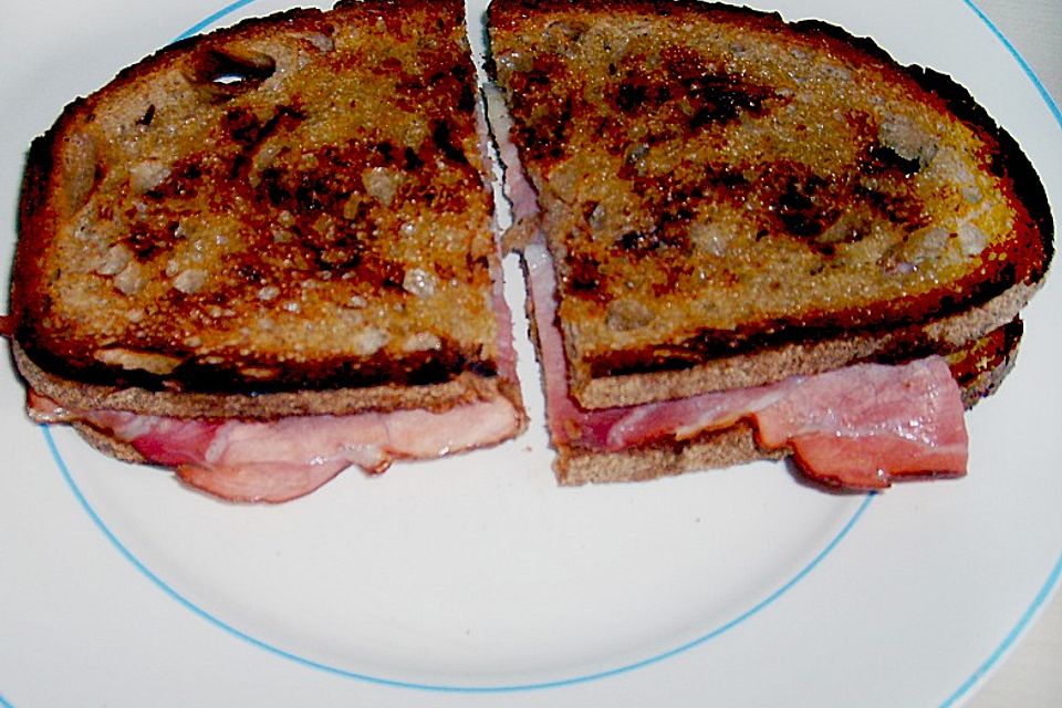 Geröstetes Brot mit Brie und Schinken