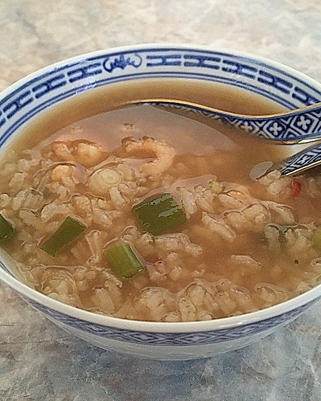 Thailändische Reissuppe mit Garnelen