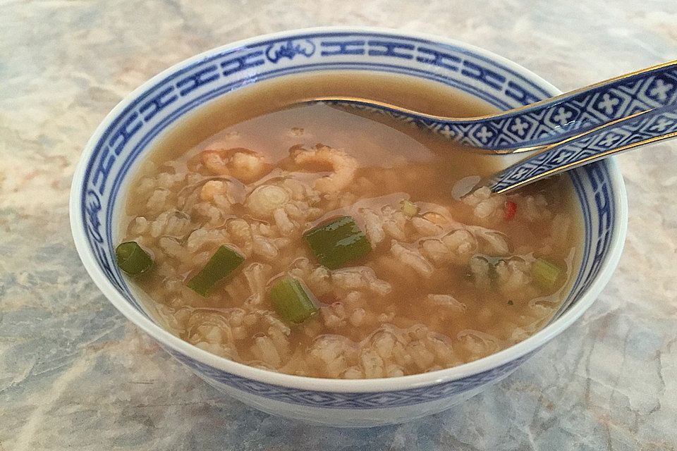 Thailändische Reissuppe mit Garnelen