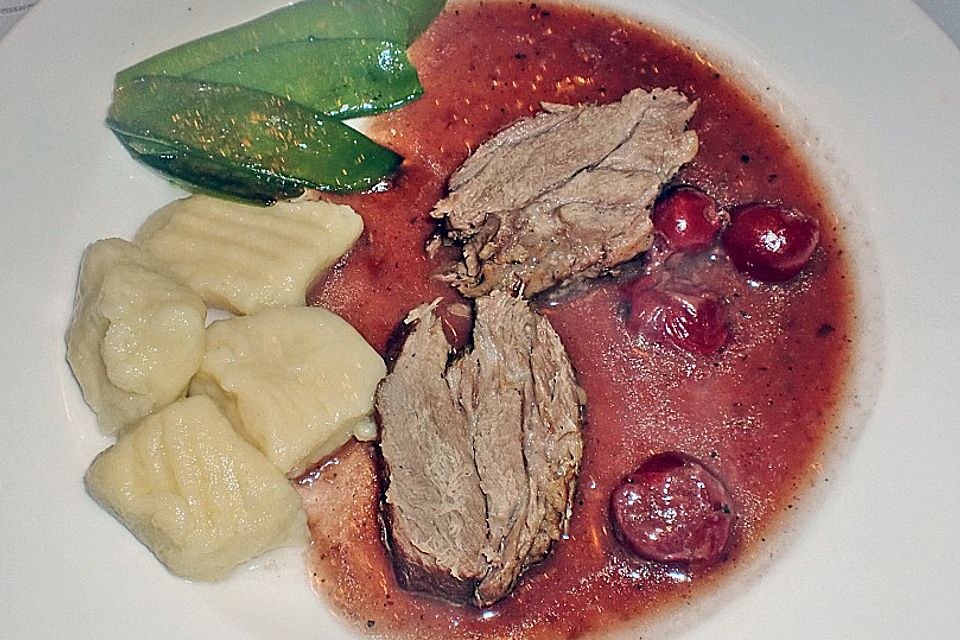 Wildschweinbraten mit Kirschen