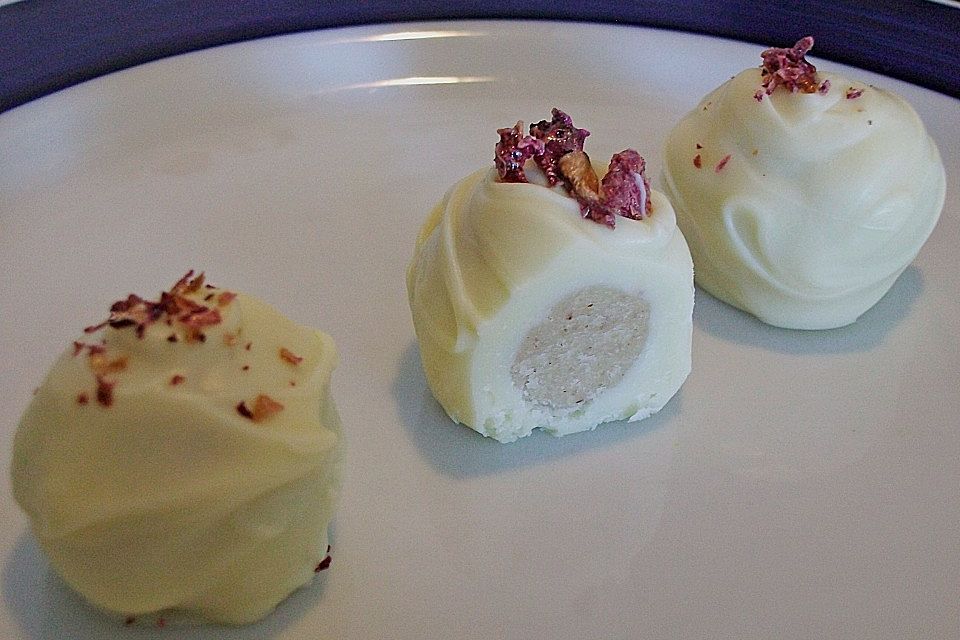 Walnuss - Marzipan - Herzen mit kandierten Rosenblättern