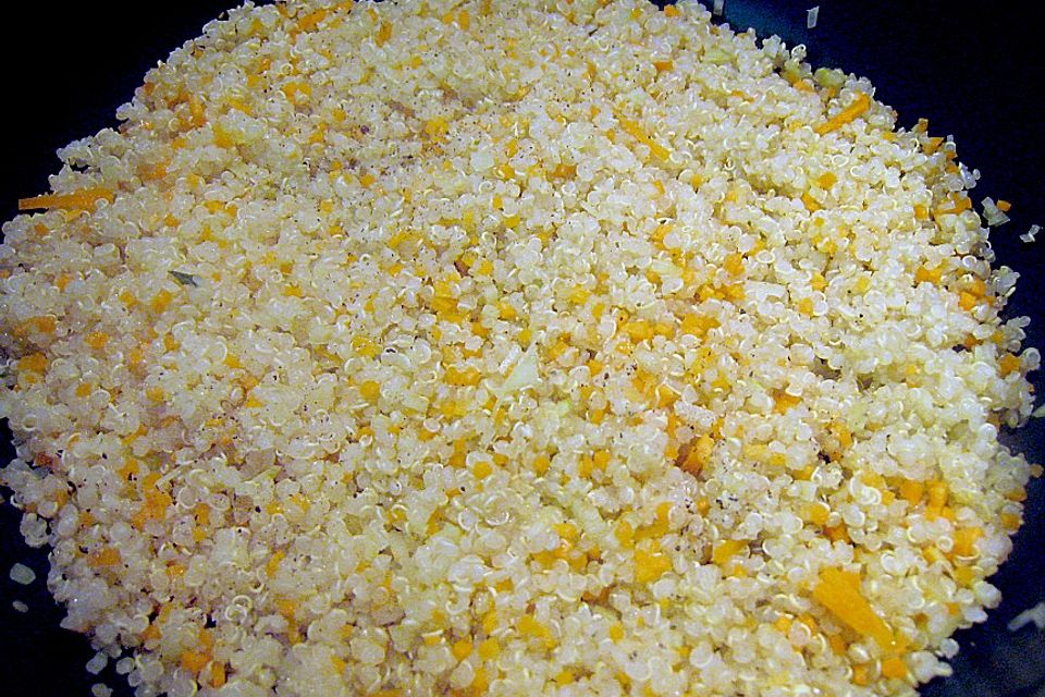 Rotbarschfilet mit Mangoldstielen, Gemüseperlen und Quinoa