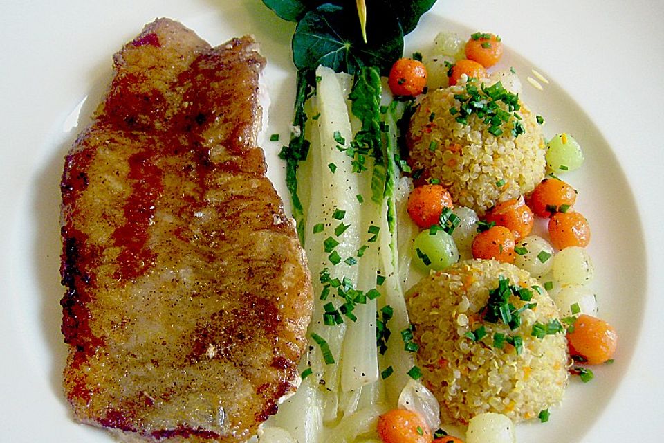 Rotbarschfilet mit Mangoldstielen, Gemüseperlen und Quinoa