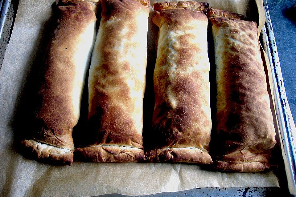 Lammlachse im Strudelteig gebacken mit Mangold, Schmortomaten und Sellerie - Kartoffel - Püree