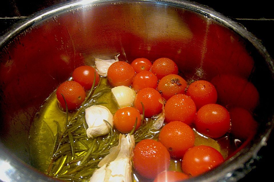 Lammlachse im Strudelteig gebacken mit Mangold, Schmortomaten und Sellerie - Kartoffel - Püree