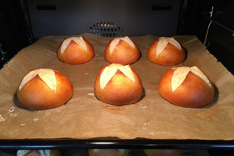 Schwäbische Laugenbrötchen
