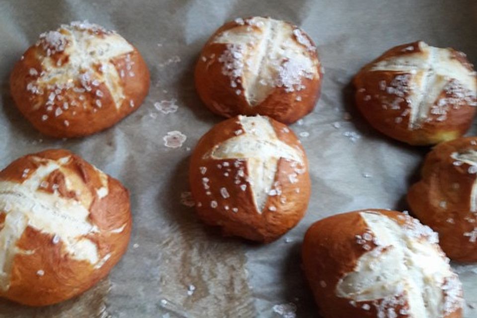 Schwäbische Laugenbrötchen