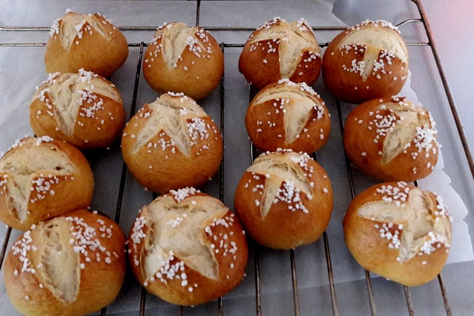 Schwäbische Laugenbrötchen