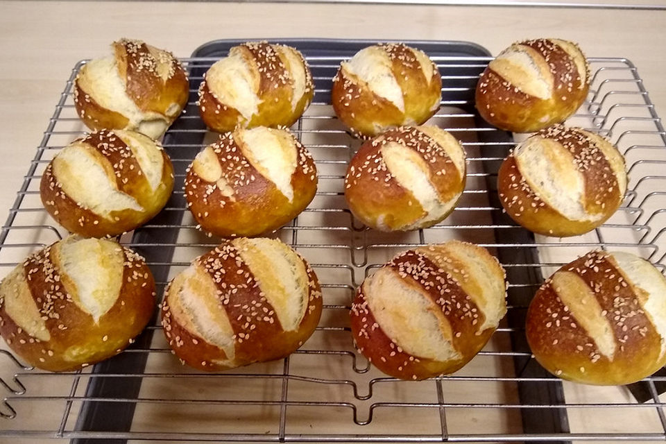 Schwäbische Laugenbrötchen