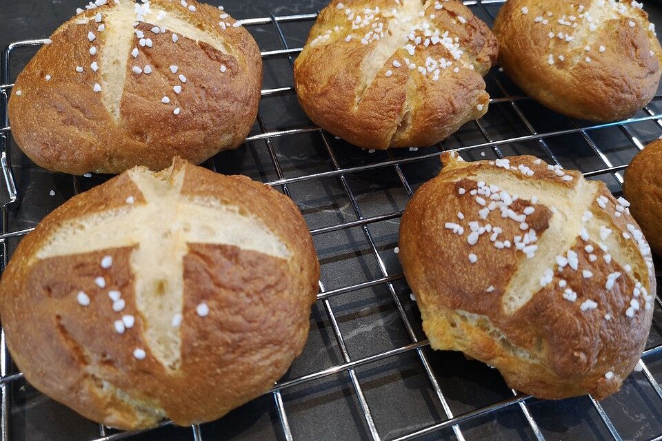 Schwäbische Laugenbrötchen