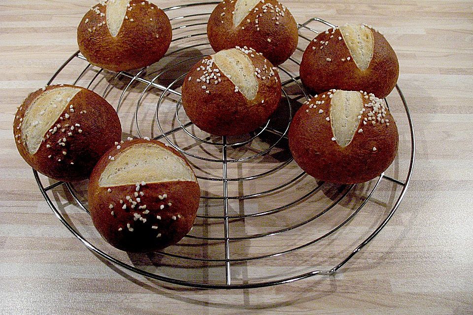 Schwäbische Laugenbrötchen