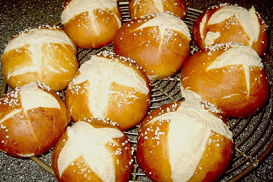 Schwäbische Laugenbrötchen