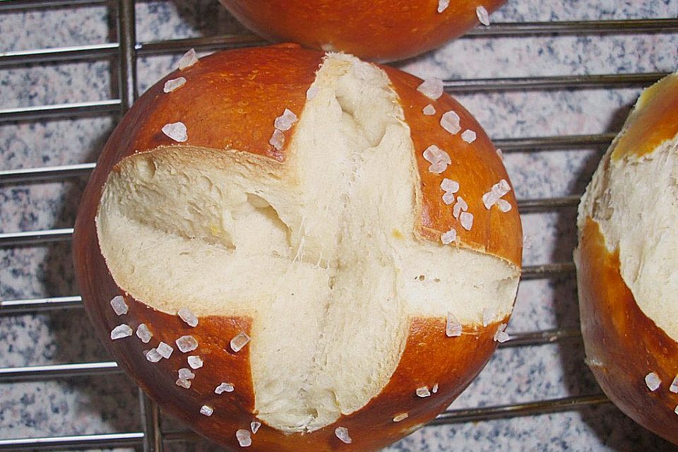 Schwäbische Laugenbrötchen