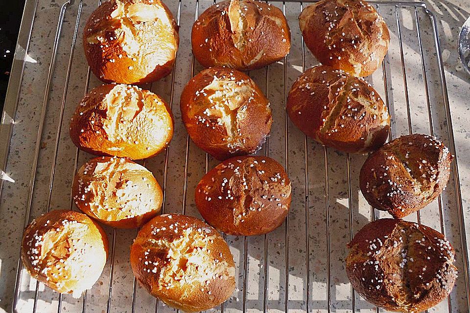 Schwäbische Laugenbrötchen