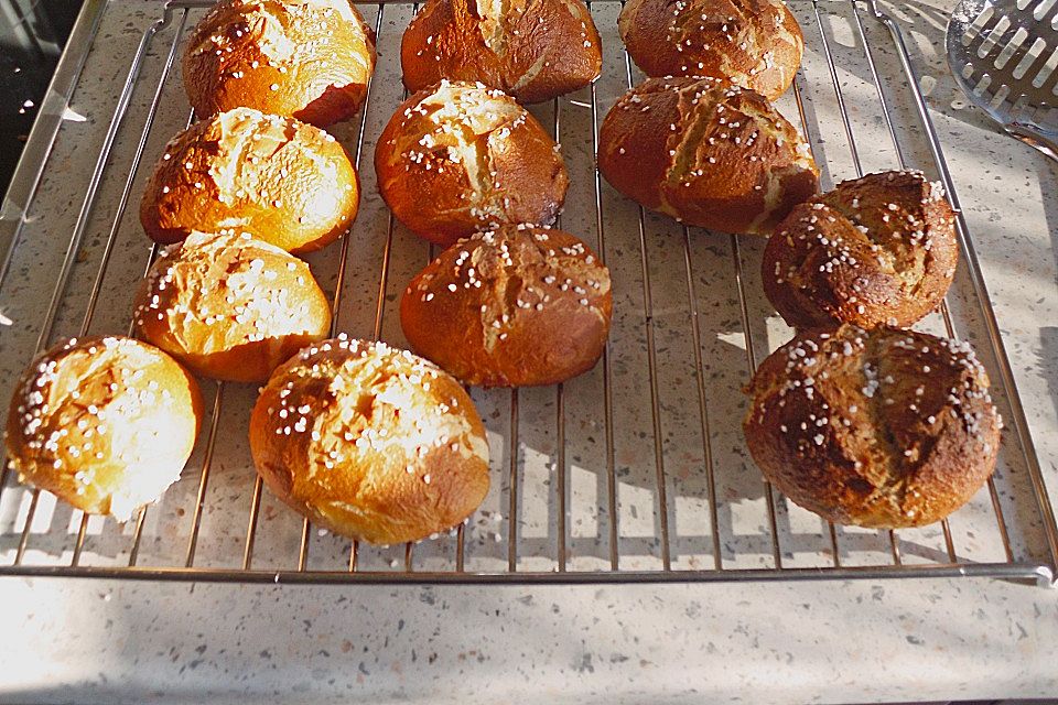 Schwäbische Laugenbrötchen