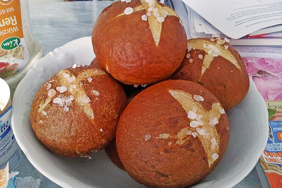 Schwäbische Laugenbrötchen