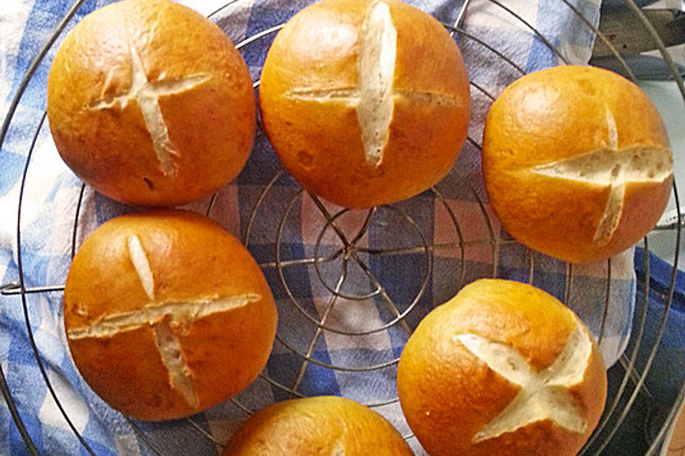 Schwäbische Laugenbrötchen