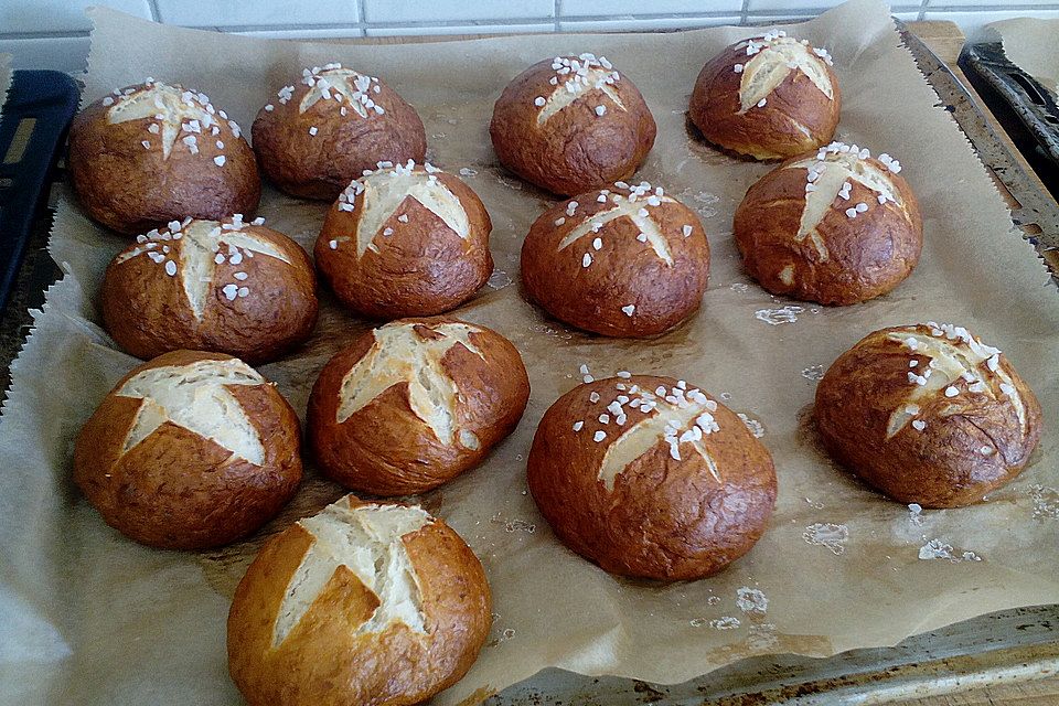 Schwäbische Laugenbrötchen
