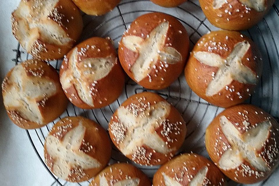 Schwäbische Laugenbrötchen