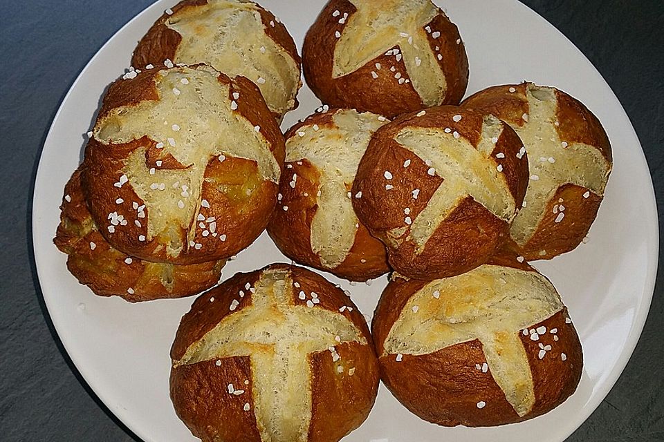 Schwäbische Laugenbrötchen