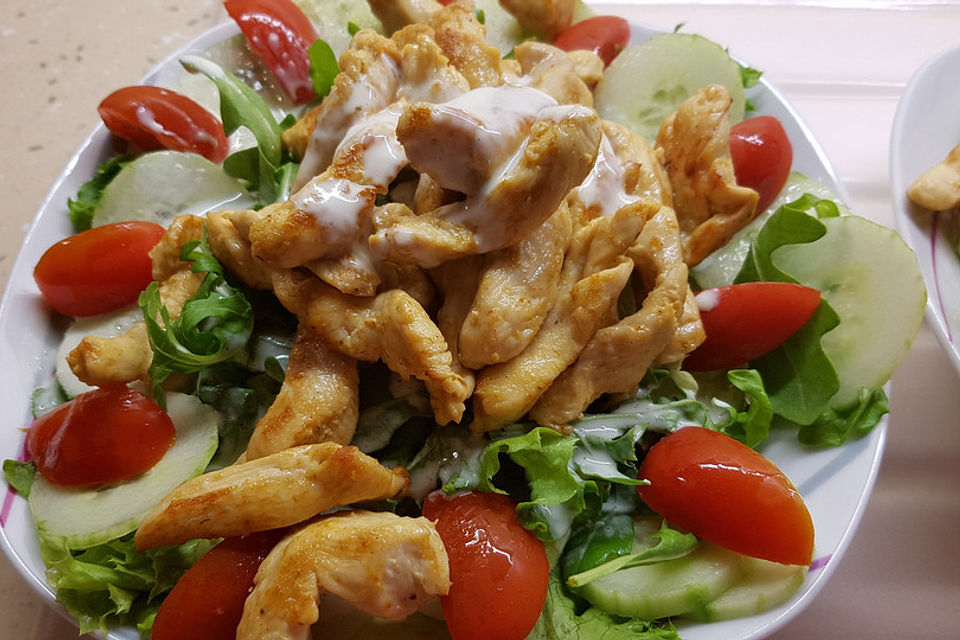 Knackiger Salat mit Curry - Hähnchen