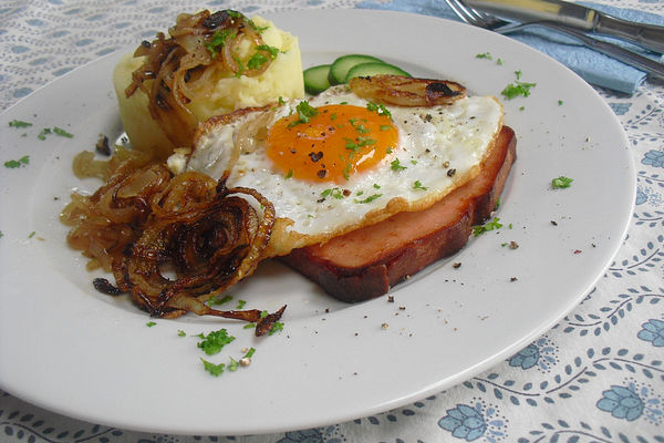 Leberkäse mit Zwiebeln und Spiegelei von susili101 | Chefkoch