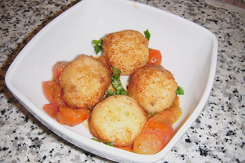 Reisbällchen mit Mozarellafüllung und Tomaten