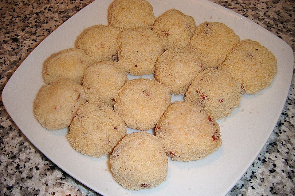 Reisbällchen mit Mozarellafüllung und Tomaten