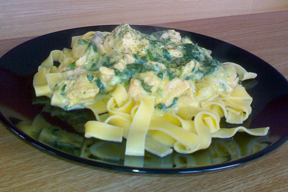 Pasta mit Lachs - Safran - Sauce zu Blattspinat