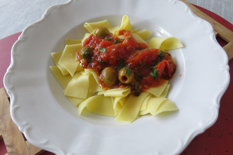 Tomaten - Oliven - Pappardelle