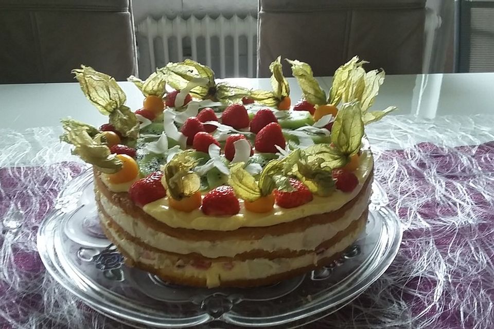 Dessert - Kuchen / Torte aus Quark, Joghurt und Obst auf 3-schichtigem Biskuitboden