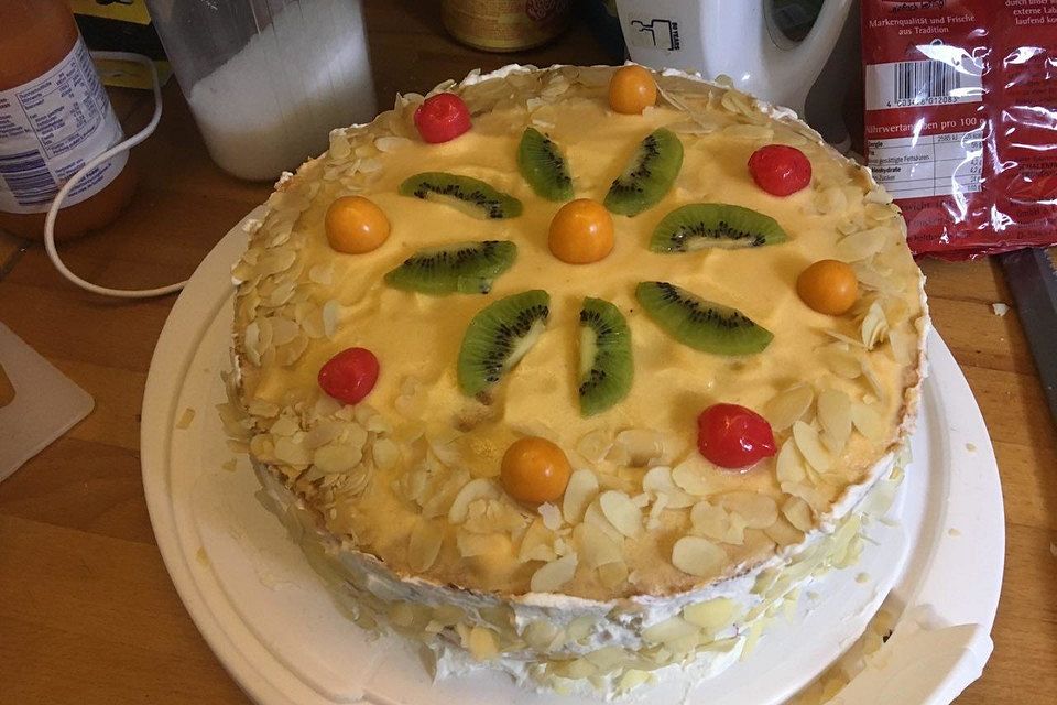 Dessert - Kuchen / Torte aus Quark, Joghurt und Obst auf 3-schichtigem Biskuitboden