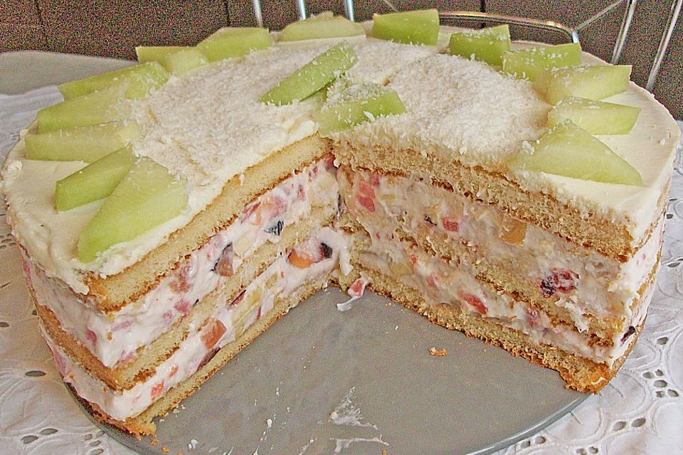 Dessert - Kuchen / Torte aus Quark, Joghurt und Obst auf 3-schichtigem Biskuitboden