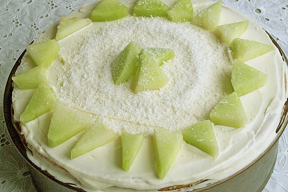 Dessert - Kuchen / Torte aus Quark, Joghurt und Obst auf 3-schichtigem Biskuitboden