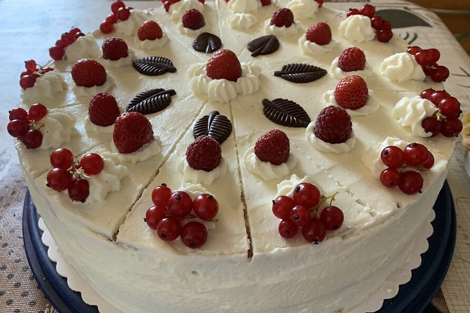 Dessert - Kuchen / Torte aus Quark, Joghurt und Obst auf 3-schichtigem Biskuitboden