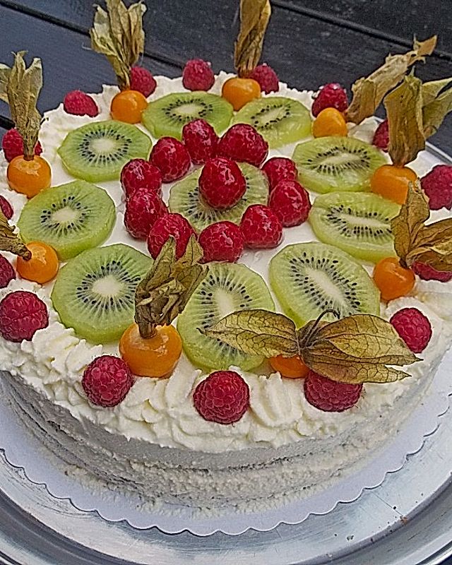 Dessert - Kuchen / Torte aus Quark, Joghurt und Obst auf 3-schichtigem Biskuitboden