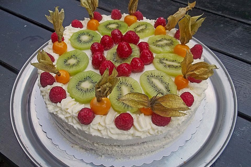 Dessert - Kuchen / Torte aus Quark, Joghurt und Obst auf 3-schichtigem Biskuitboden