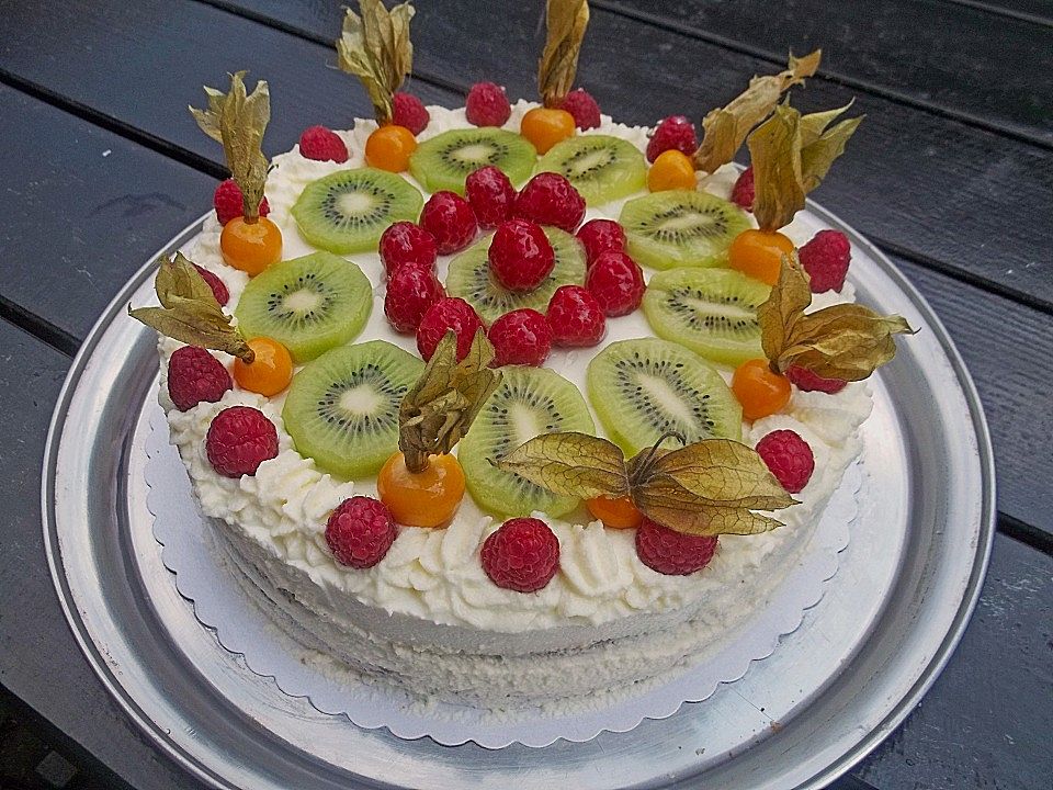 Dessert - Kuchen / Torte aus Quark, Joghurt und Obst auf 3-schichtigem ...