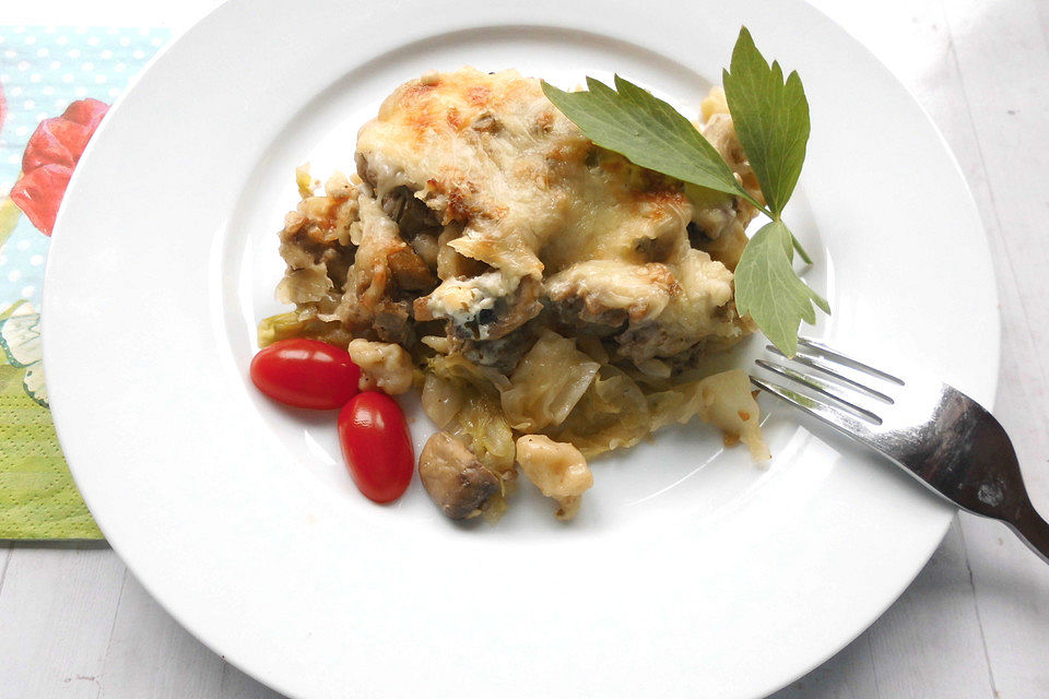 Käsespätzle mit Spitzkohl, Champignons und Hackfleisch