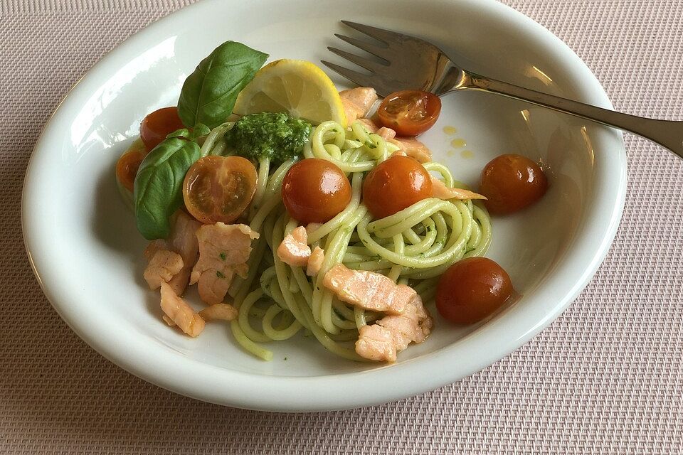 Pasta mit Räucherlachs und Zitronenpesto