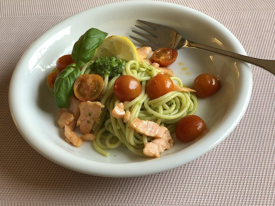 Pasta mit Räucherlachs und Zitronenpesto von morgaine57| Chefkoch